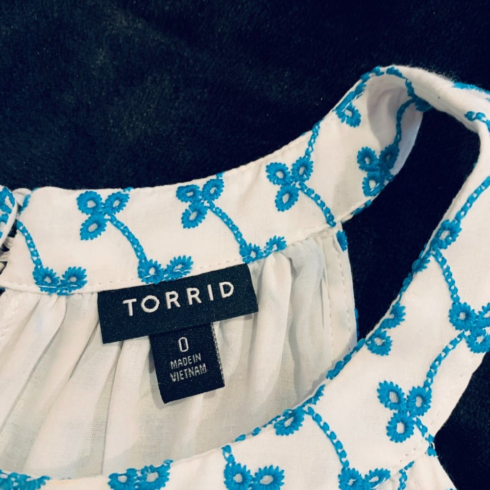Torrid Eyelet Keyhole Back Tank - Picture 7 of 12
